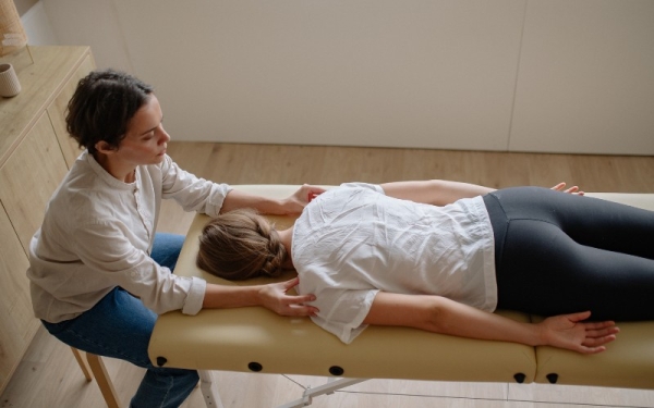 Chiropractor_working_on_a_patient_in_clayton